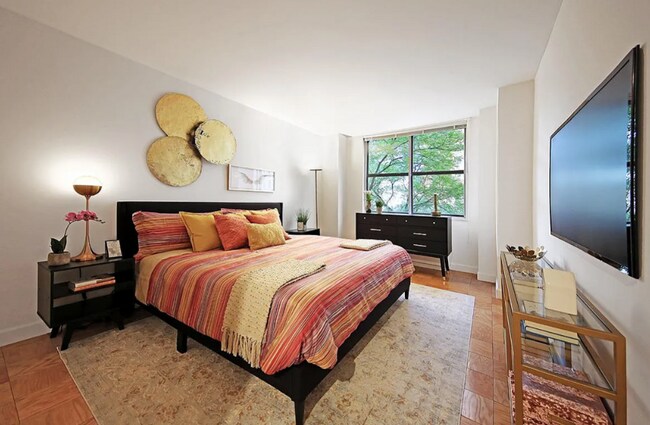 Photo - 235 W 72nd St