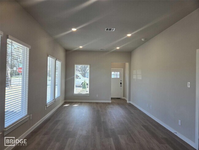Photo - 333 E Hull St