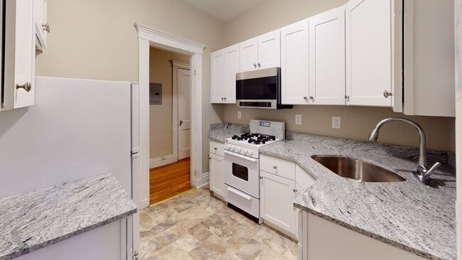 Building Photo - OWNER PAYS BROKER FEE!!!   FENWAY 1 BED SPLIT WITH UPDATED KITCHEN, HT HW INCLUDED