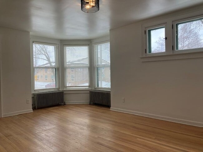 Photo - Sharon Apt - 906-908 N 34th Street Unit Sharon Apt - 3332 W Kilbourn Ave