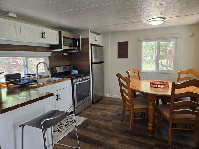 Photo - Great Two Bedroom Close To Midtown