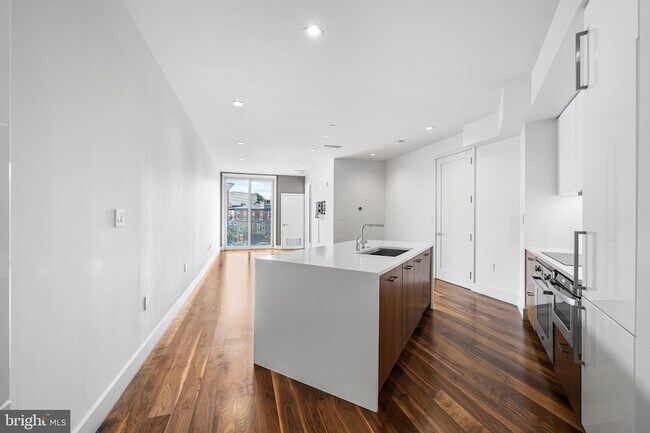 621-23 S 24th St Unit 208