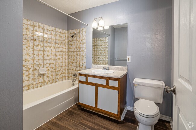 2BR, 2BA - 871SF - Primary Bathroom