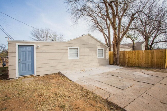 Building Photo - 2430 31st St Unit B Rental