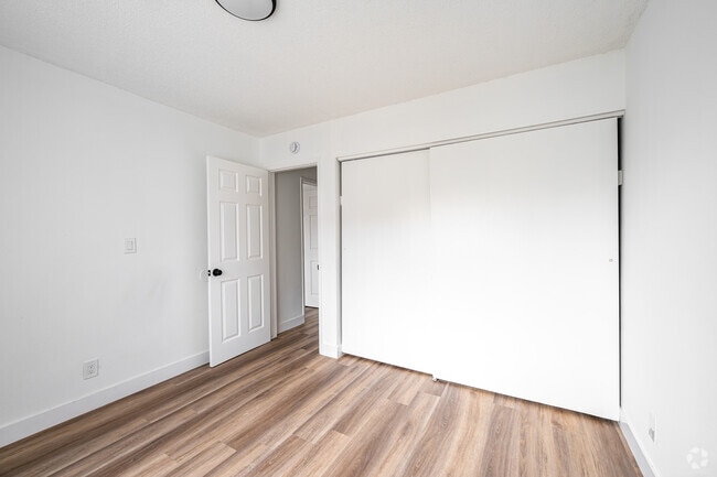 2BR, 1.5BA - 900SF - Secondary Bedroom - 1425 W Stoneridge Ct