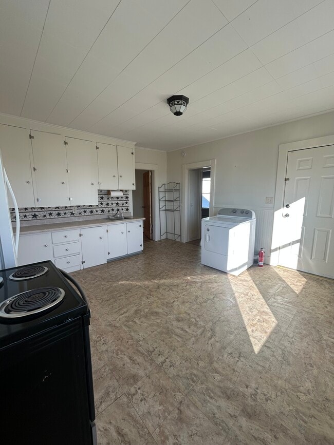 932 Lisbon St Unit 2