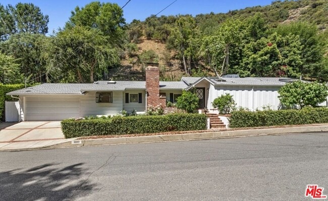 3933 Mandeville Canyon Rd