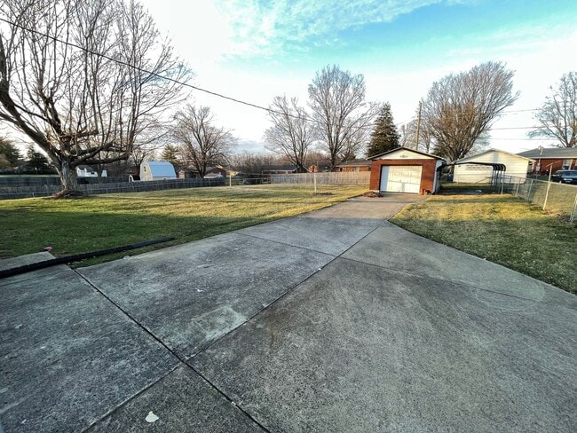 Photo - Brick Home w/ Detached Garage For Rent Shelbyville