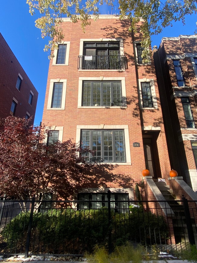 Building Photo - 3716 N Kenmore Ave Unit 1