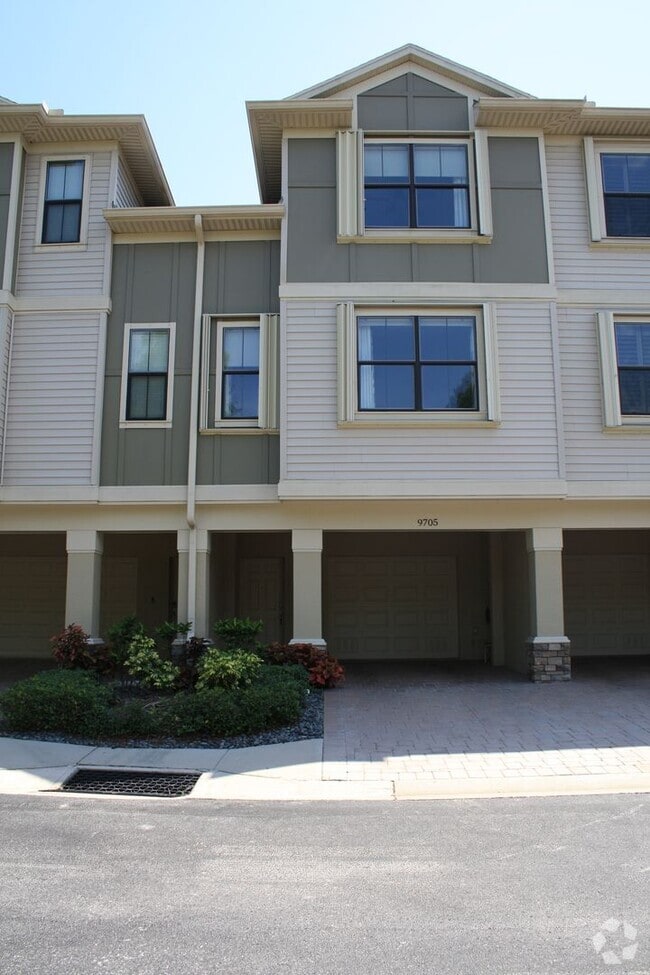 Building Photo - Beautiful Townhome on Peaceful Conservatio...