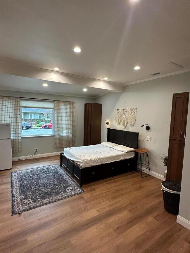 Photo - 2430 Eaton Ave