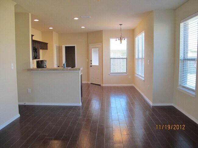 Photo - 3/2.5/2 Two story Duplex / Easy for commuters/ Minutes from Shopping, Restaurants, & Entertainmen...