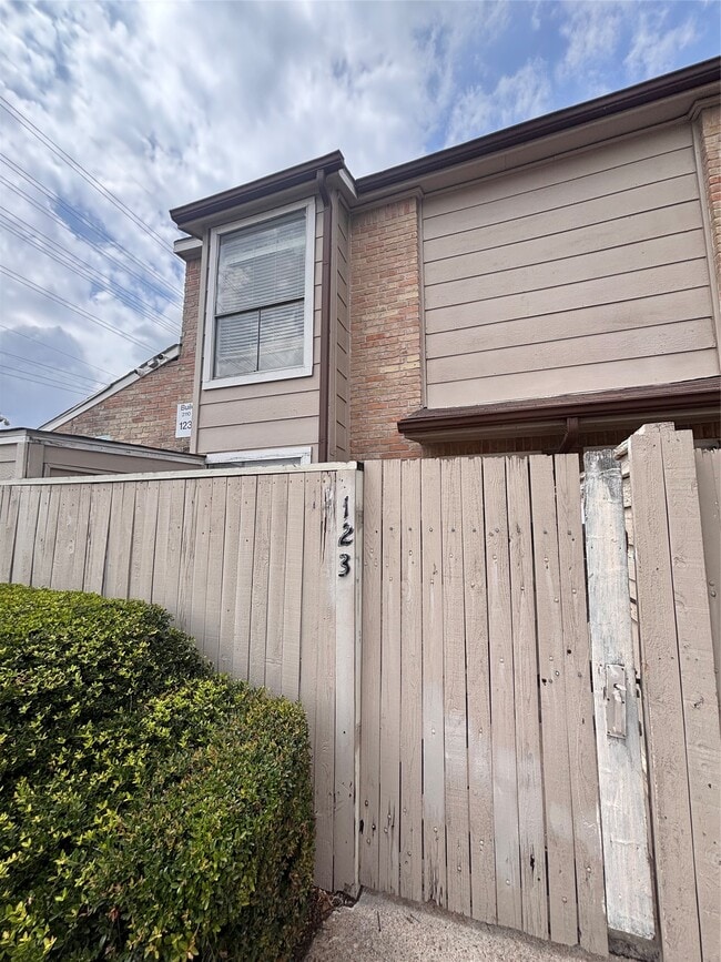 Building Photo - 2110 Wilcrest Dr Unit 123