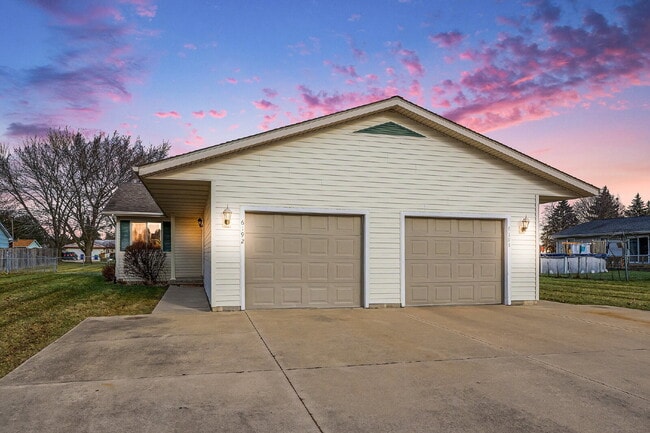 Building Photo - 2 bedroom Duplex for Rent - $1250/Month