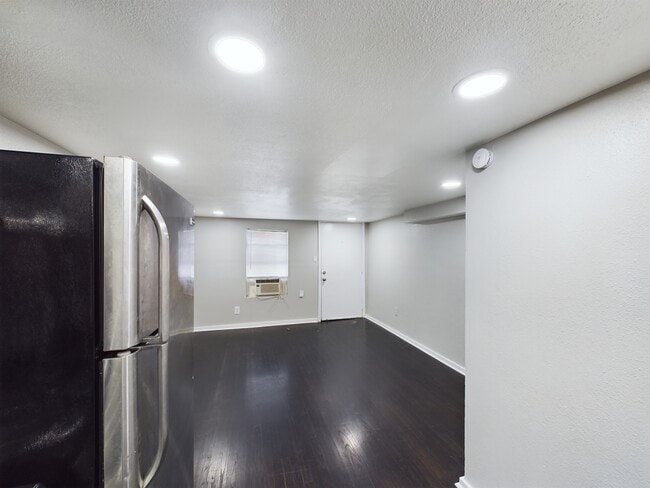 Photo - 605-602 Enid St