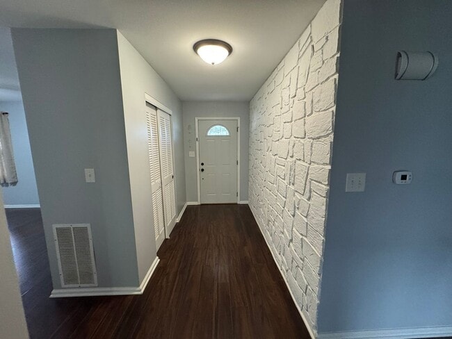 Photo - 209 W Royal Dr