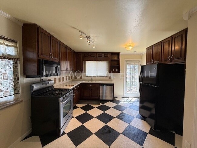 Photo - OAK RIDGE: 3 BEDROOM, 2.5 BATH HOME IN EMORY HEIGHTS