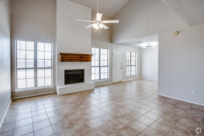 Building Photo - Spacious 2/2.5/2! Rental