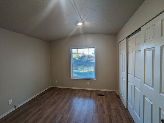 Photo - Charming 2 Bedroom Home- Plank Flooring, V... Unidad 25529 A