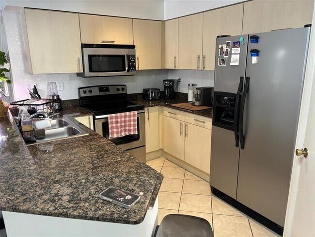 Building Photo - 2445 SW 18th Terrace Unit 914