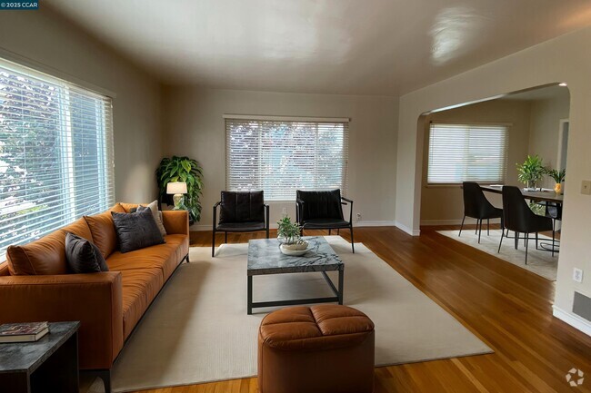 Building Photo - 654 Beacon St Unit B Rental
