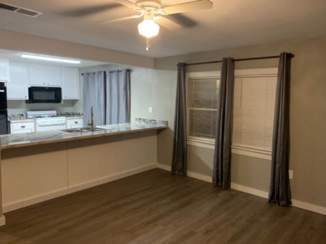 Photo - 815 Live Oak St