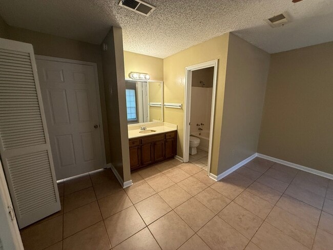 Photo - 1126-1128 Willow Creek Dr Unit 1128