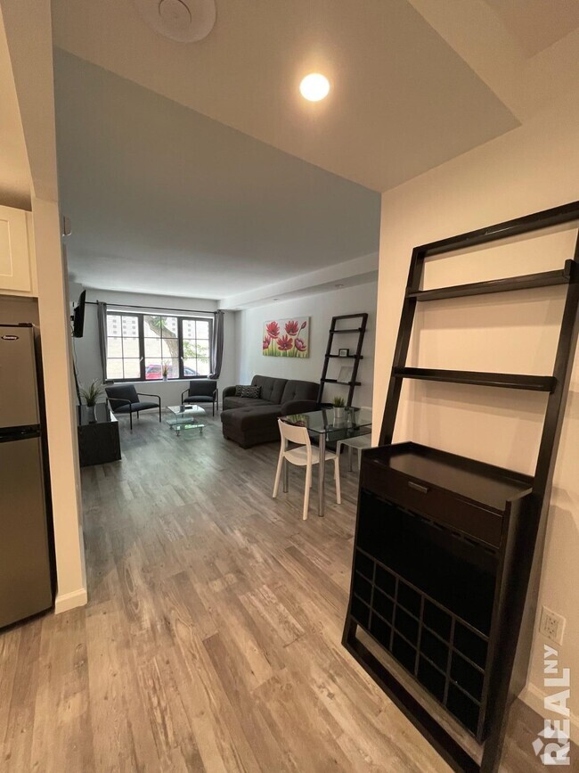 Building Photo - 433 W 53rd St Unit 1A Rental