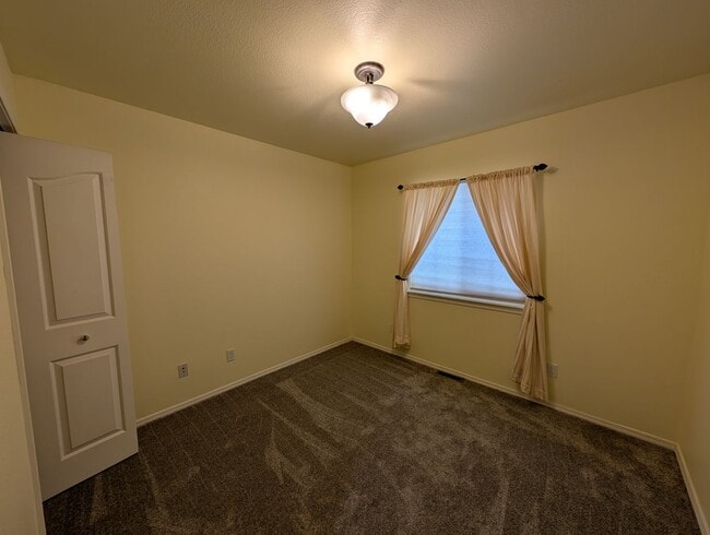 Photo - Beautiful 3 Bedroom Home in a Quiet Neighborhood