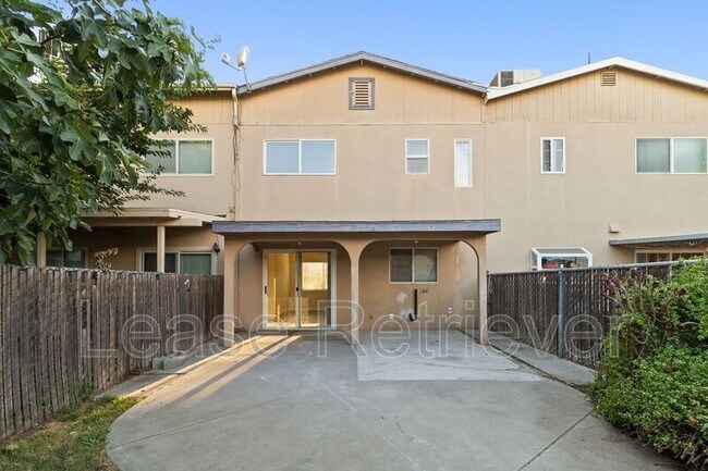 940 Palm Cir