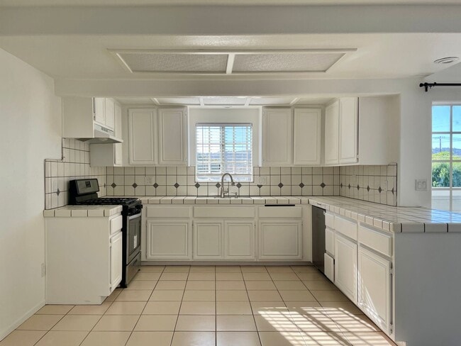 Building Photo - Spacious 4 Bed 3 Bath available in San Pedro! Rental