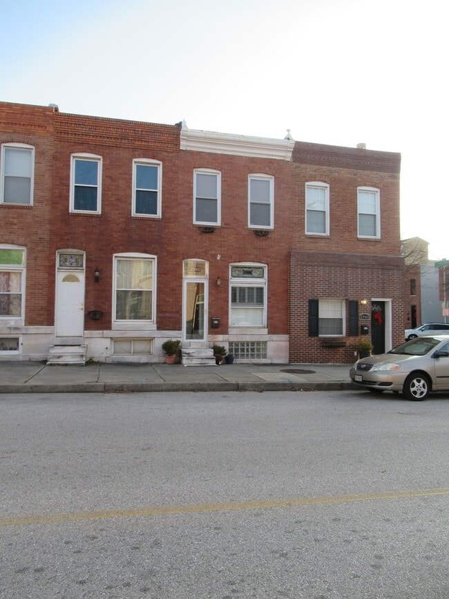 Building Photo - Charming 2 Bedroom/1Bathroom Townhome in C...