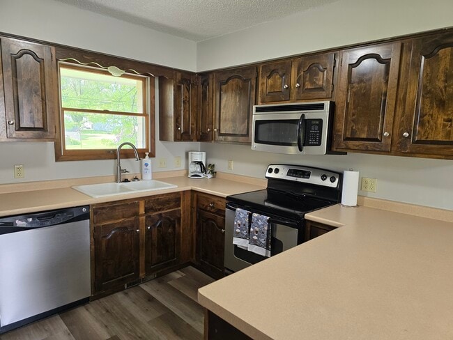 Photo - 220 8th St NE