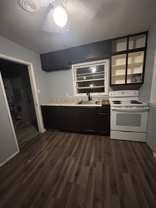 Building Photo - Cute 1 Bedroom 1 Bath Duplex