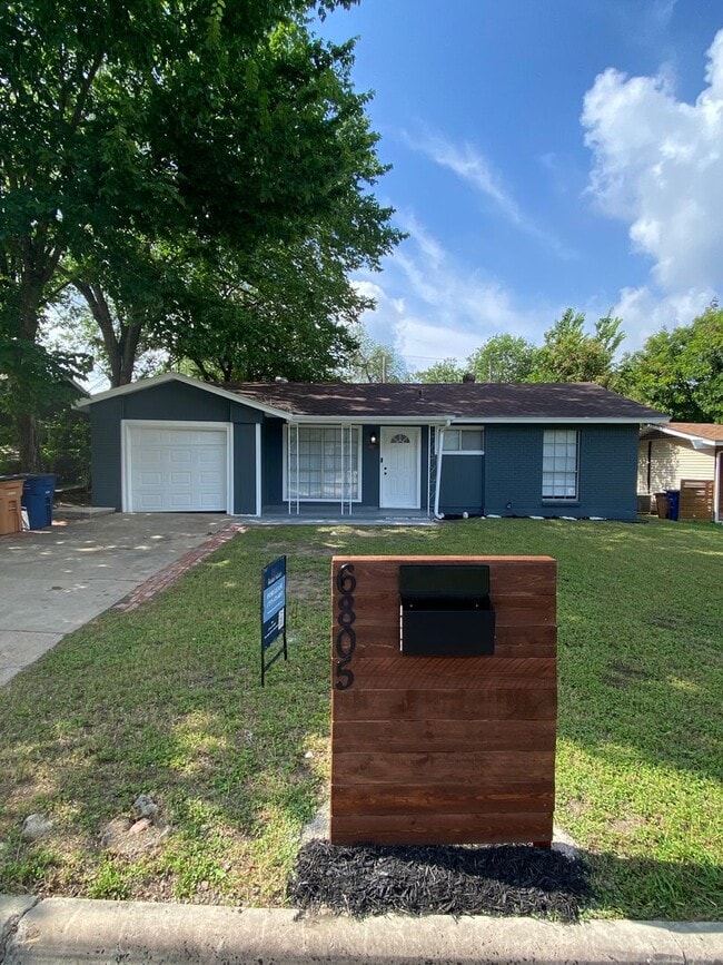 Building Photo - Recently Updated 3 Bedroom 2 Bath Minutes From Downtown