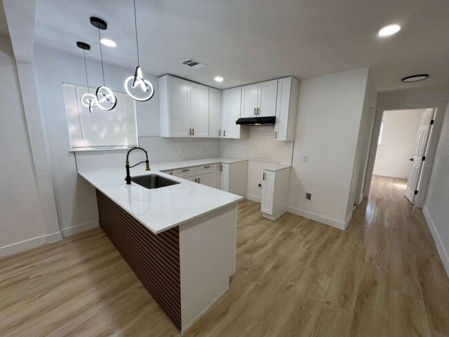 Photo - 2413 Brewster St