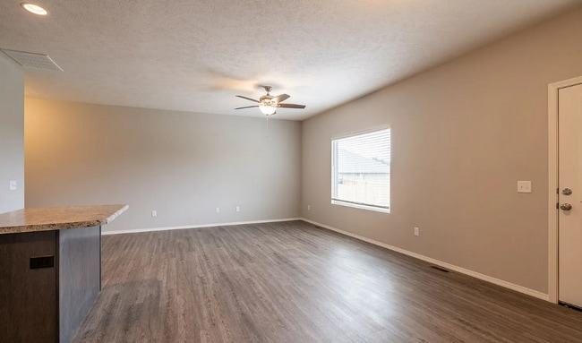 Building Photo - Beautiful 3 Bedroom Duplex in Monte Cristo