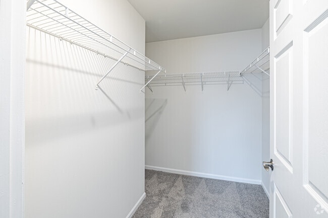 2BR, 2BA - 1,055SF - Walk-in Closet - C