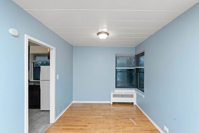 Photo - 1360 W Touhy Ave