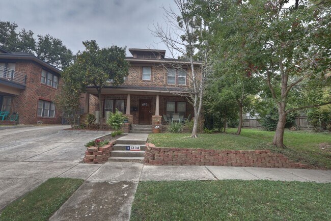 Building Photo - 1334 W Pierce St Rental