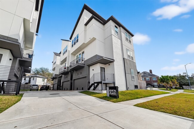 Building Photo - 2511 N MacGregor Way