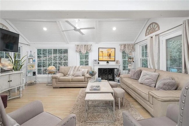 Photo - 302 Hascall Rd NW