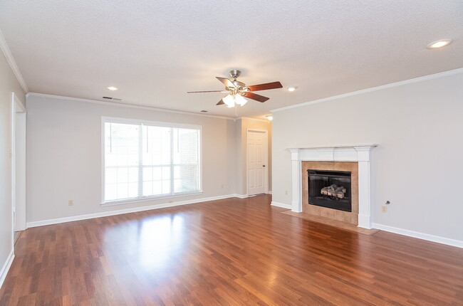 Photo - 447 Timber Way S