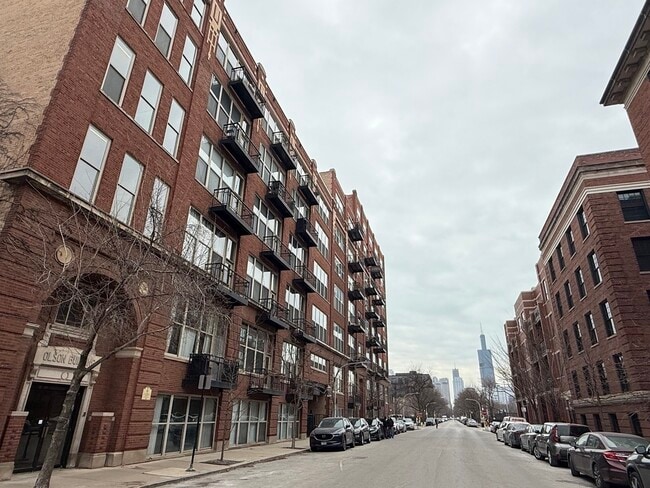 Building Photo - 1500 W Monroe St Unit 605