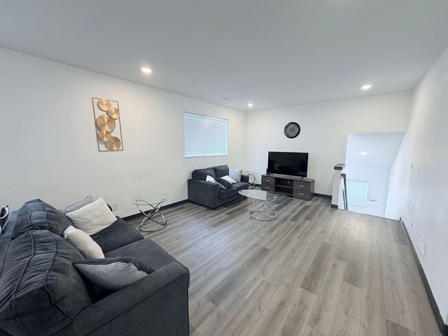 Photo - 385 S Clinton Ave Unidad B