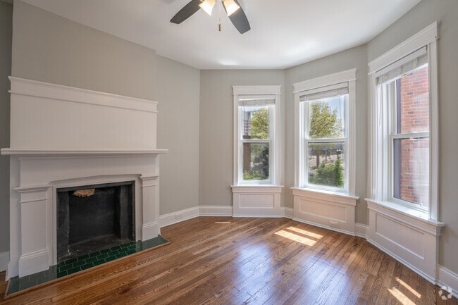 2BR, 1BA - 900SF - The San Carlos Apartments