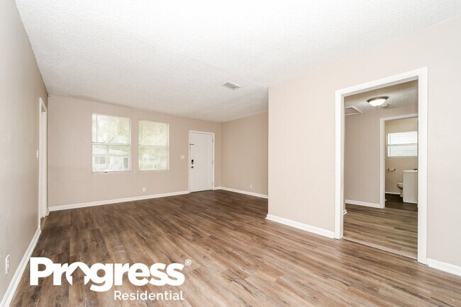 Photo - 2331 Westbrook Cir N