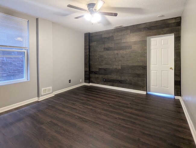 Building Photo - 145 W Benson St Unit 2