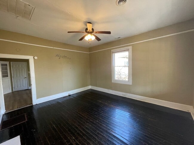 Photo - 2 bedroom 1 bathroom house with fenced yard available