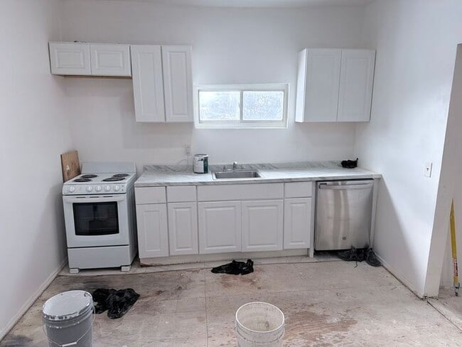 Photo - Police and first responders >> Three Beds , and One Bath